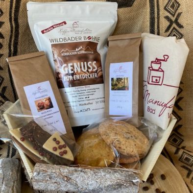 Ein Korb mit verschieden Kaffees sowie Schokolade und Gebäck